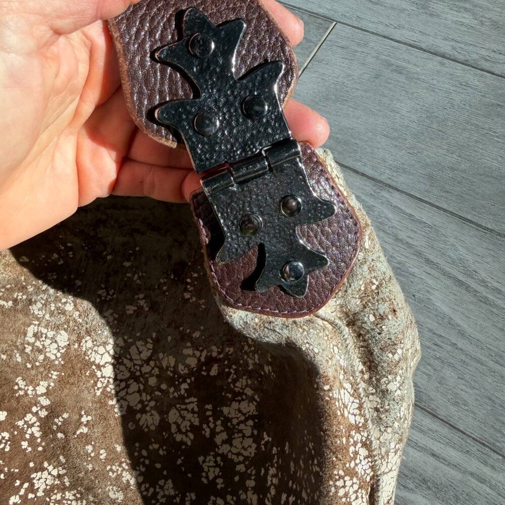 👉 Tylie Malibu Distressed Leather Bucket Bag - Picture 3 of 4